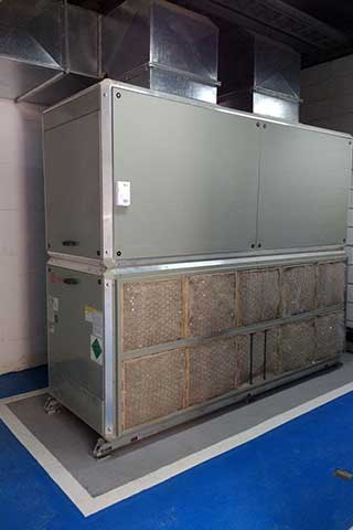 Equipamento de climatização em ambiente técnico